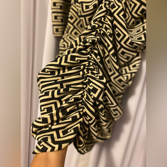 Brand- Absolutely ❤️ It!!
Size- 2X, PTP- 20”-24”, Length- 39”
Color- Beige/Black - Picture 3 of 3